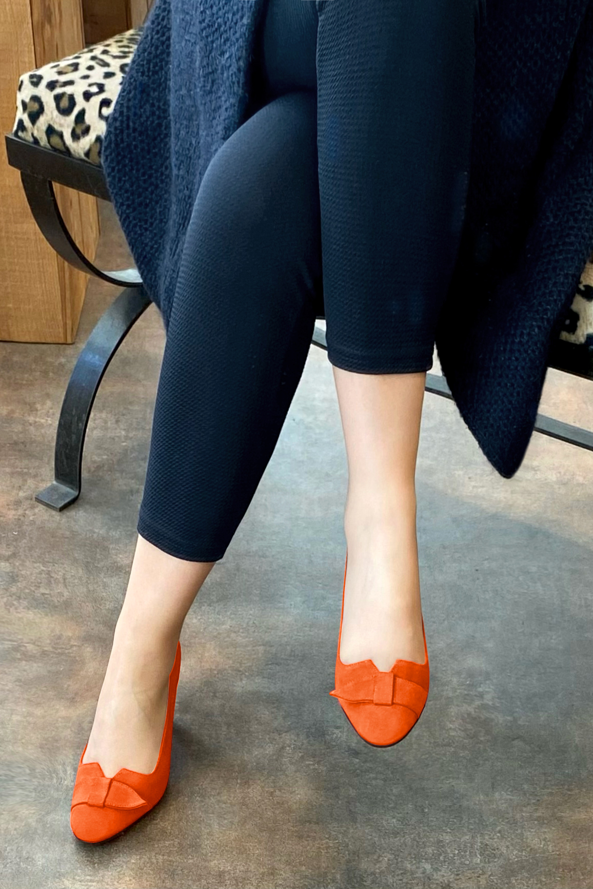 Clementine orange women's dress pumps, with a knot on the front. Round toe. High slim heel. Worn view - Florence KOOIJMAN